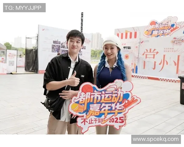 姚明粉丝激情舞动展现热爱篮球的独特魅力与青春活力